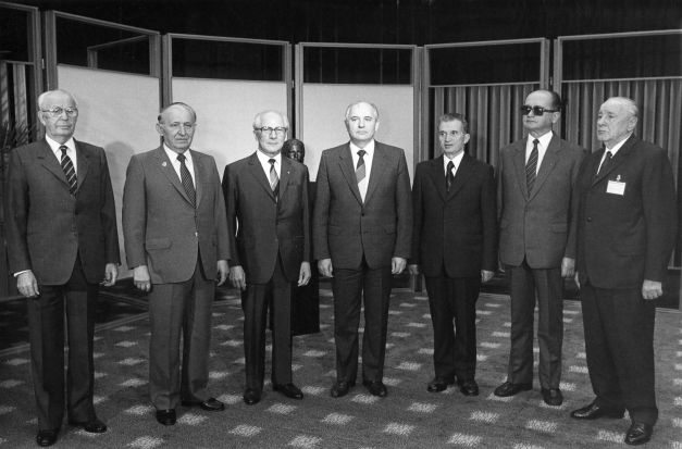 Reuniunea Comitetului Politic Consultativ al Tratatului de la Varşovia (de la stânga la dreapta): Gustav Husak (Cehoslovacia), Todor Jivkov (Bulgaria), Erich Honecker (RDG), Mihail Gorbaciov (URSS), Nicolae Ceauşescu (România), Wojciech Jaruzelski (Polonia) şi János Kádár (Ungaria); Foto: Guliver/GettyImages