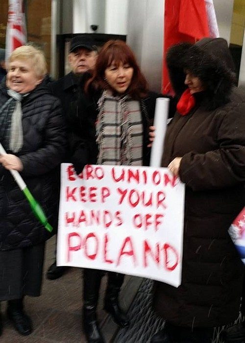 merkel salveaza femeile germane nu democratia poloneza protest in fata ambasadei germaniei din new york foto video 172430
